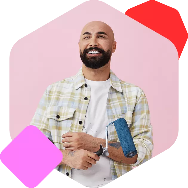 Nasmejani čovek sa valjkom za krečenje